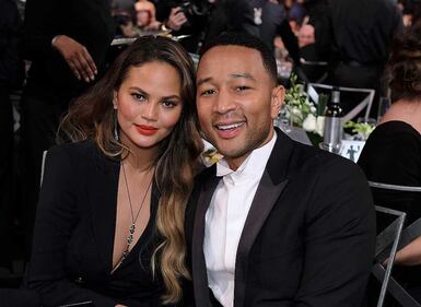Chrissy Teigen, topless e incinta mentre cucina 3