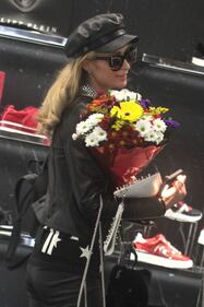 Paris Hilton shopping 13