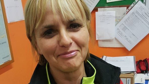 "Le ho tenuto la mano..." Il gesto dell'infermiera per l'anziana moribonda