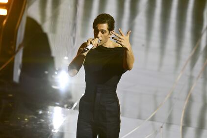 Sanremo 2024: ecco il look della seconda serata del Festival di Mahmood  9