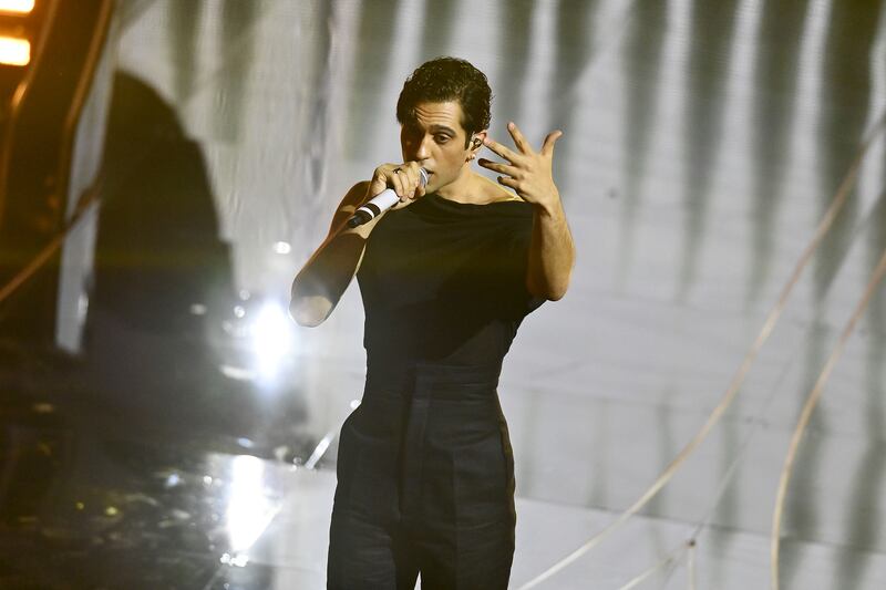 Sanremo 2024: ecco il look della seconda serata del Festival di Mahmood  9