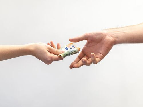 Prestiti tra privati, come funzionano: occhio ai limiti e ai rischi