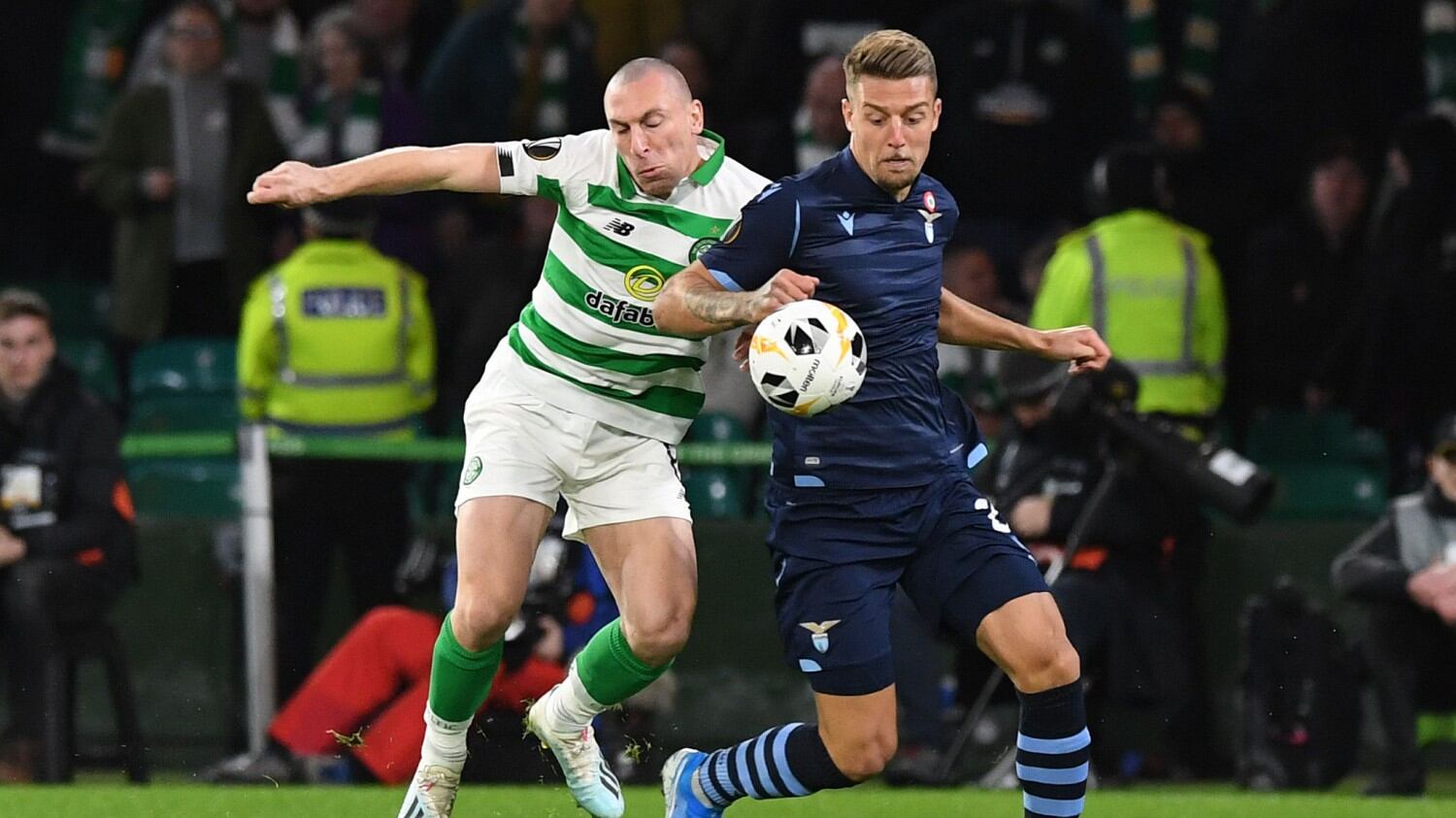 Europa League, la Lazio perde 2-1 contro il Celtic. La Roma fa 1-1 e si infuria con l'arbitro