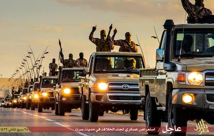 L'Isis sfila a Sirte: ecco la parata in pieno giorno 9