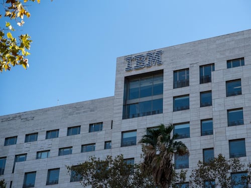 Wall Street fulmina Ibm (-25%), deludono i conti del trimestre