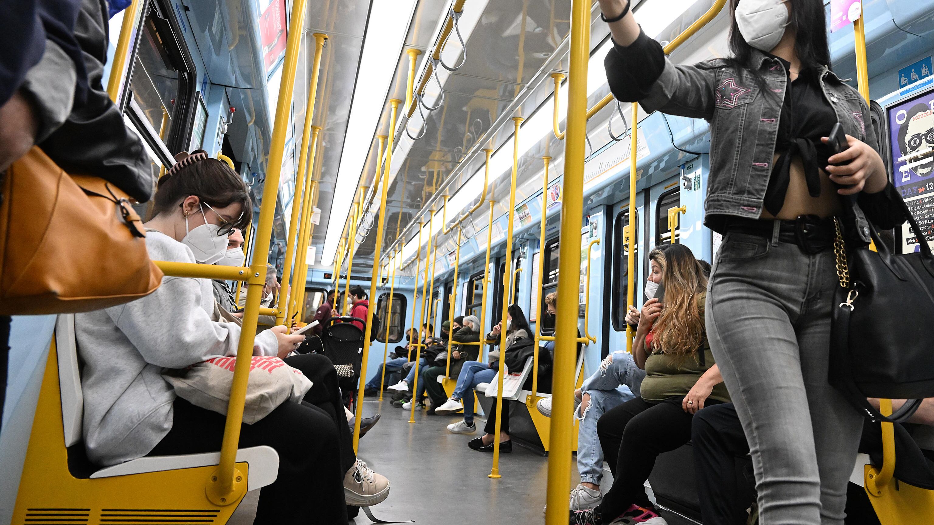 Scuola, treni e cinema: cosa succede alla mascherina dopo il 15 giugno