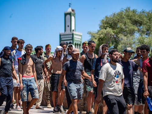 Gruppi e guide social per varcare il confine. “C’erano 007 di Rabat”