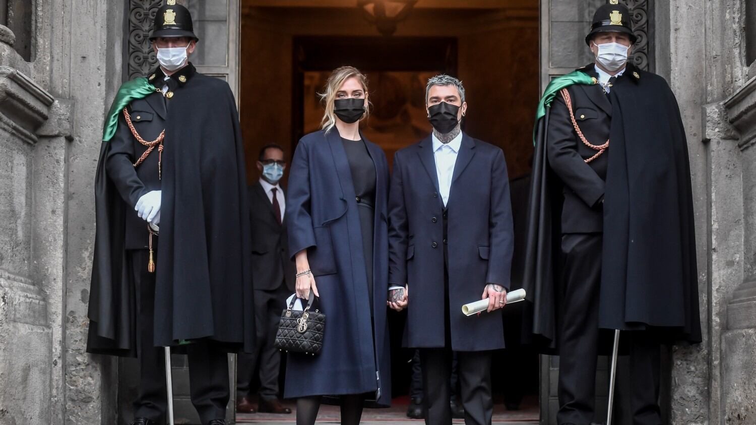 Silvio Berlusconi videochiama Fedez e la Ferragni: "Complimenti per l'Ambrogino"