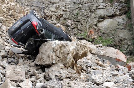 Genova, frana in via Ventotene: due auto finiscono in un dirupo 6