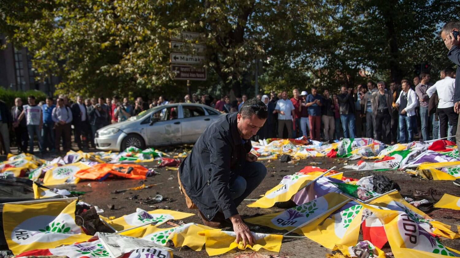 Ankara, il giorno dopo la strage si segue la pista dello Stato Islamico