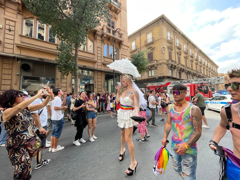 Uomini vestiti da cani, utero in affitto e maternità surrogata. Ecco il Gay Pride di Palermo 20
