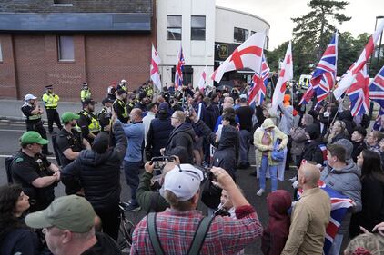 Belfast in rivolta: le immagini delle proteste anti migranti 18