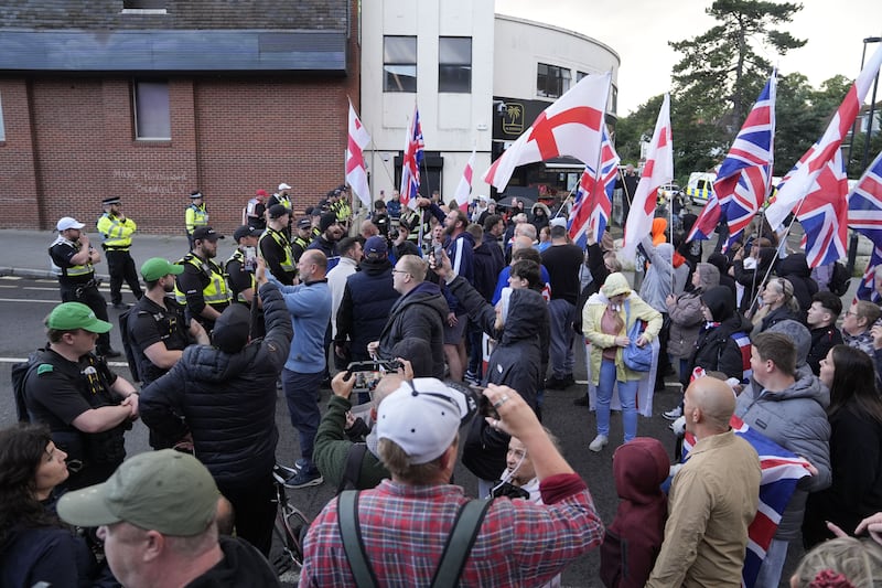 Belfast in rivolta: le immagini delle proteste anti migranti 18