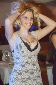 Francesca Cipriani: seno esplosivo in costume 49