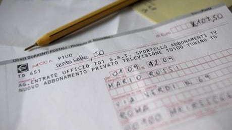 Rai, l'ultima trovata: "Far pagare il canone alle badanti"
