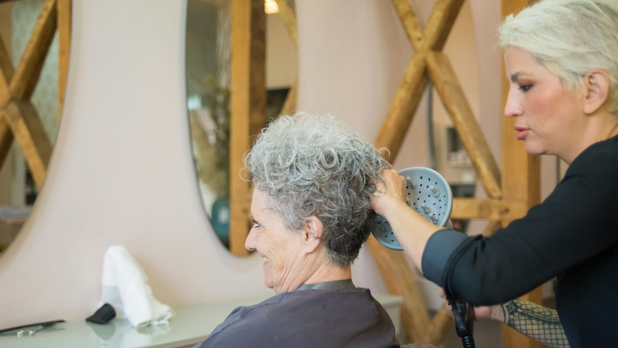 I tagli perfetti per l’estate delle over 50 che valorizzano i capelli bianchi