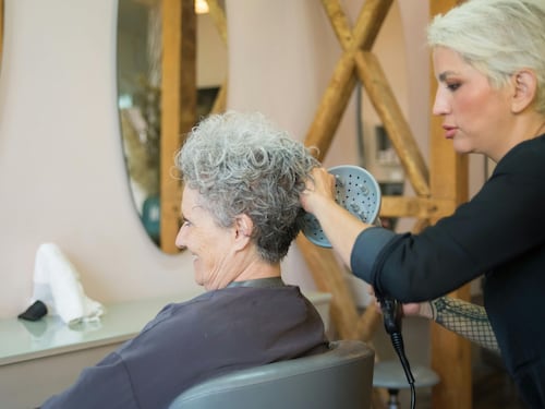 I tagli perfetti per l’estate delle over 50 che valorizzano i capelli bianchi