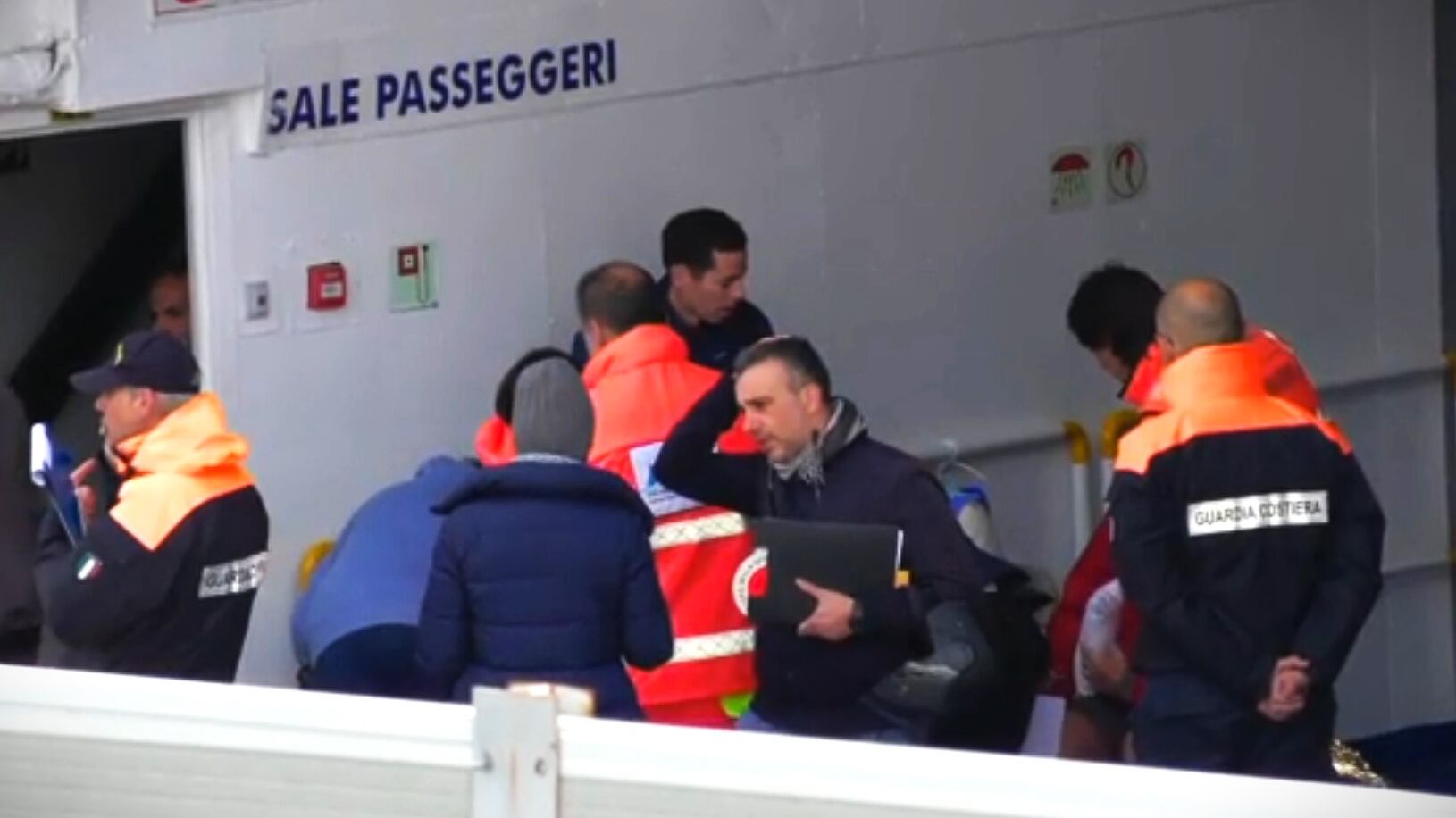 Napoli, nave si schianta contro la banchina: 44 feriti in ospedale. Grave una donna