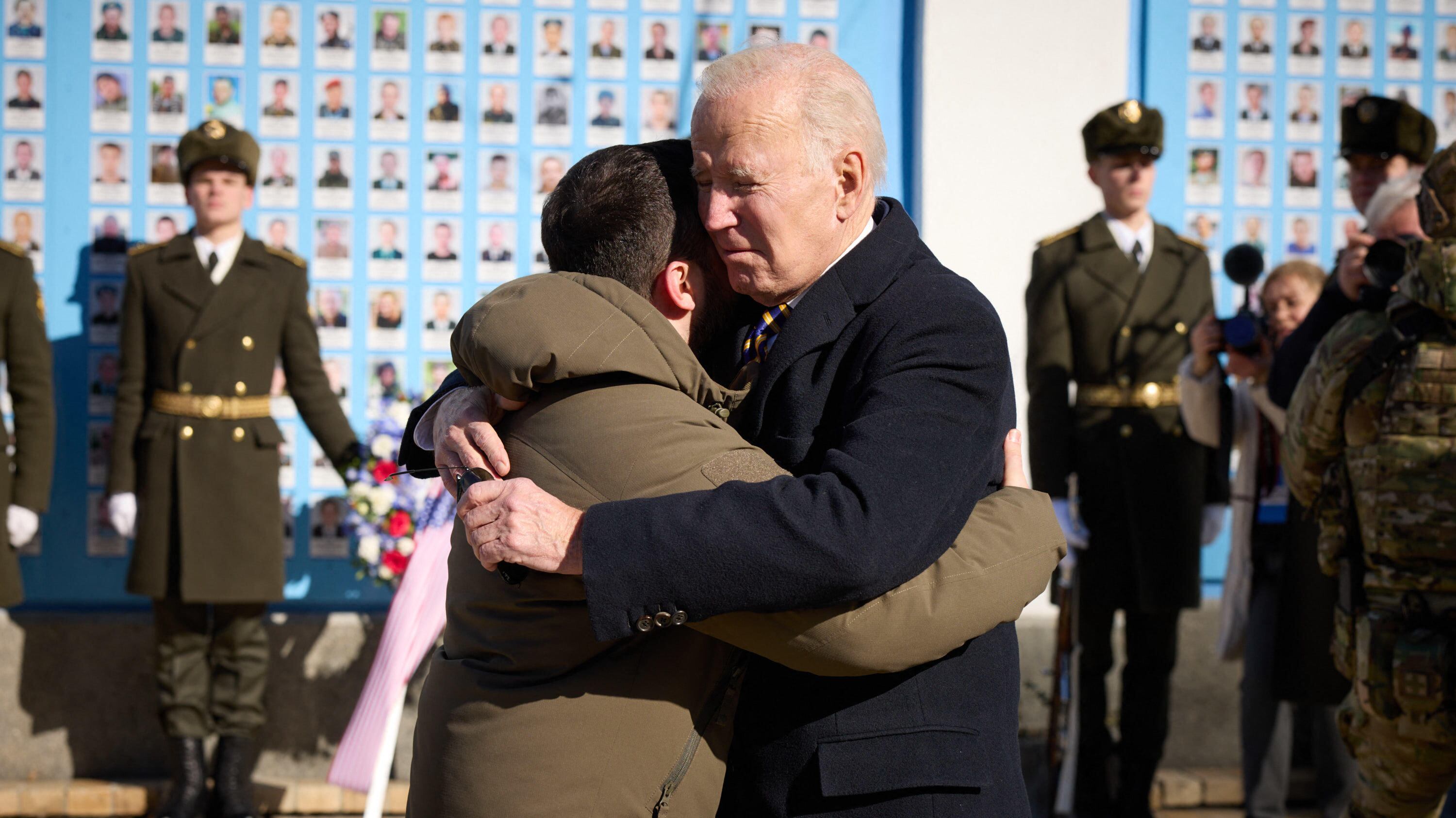 Biden, blitz a Kiev. "Eroici, noi con voi. Mosca non vincerà". In dote armi e aiuti