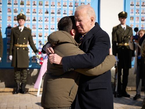 Biden, blitz a Kiev. "Eroici, noi con voi. Mosca non vincerà". In dote armi e aiuti