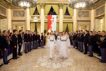 A Milano le debuttanti ballano il valzer. E c'è anche Cenerentola 4