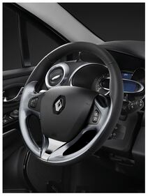 Renault Clio “Costume National”: spazio allo stile 7