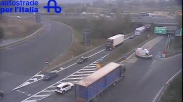 Autocisterna a fuoco sulla A1: code infinite e traffico bloccato