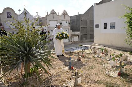 Il papa in preghiera al cimitero dei migranti a Lampedusa - Foto 2