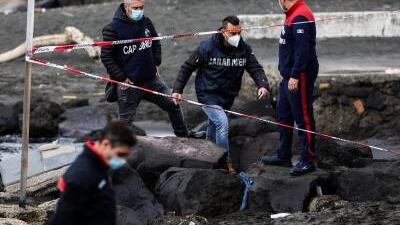 Butta il figlio di 2 anni in mare e tenta il suicidio: morto il piccolo
