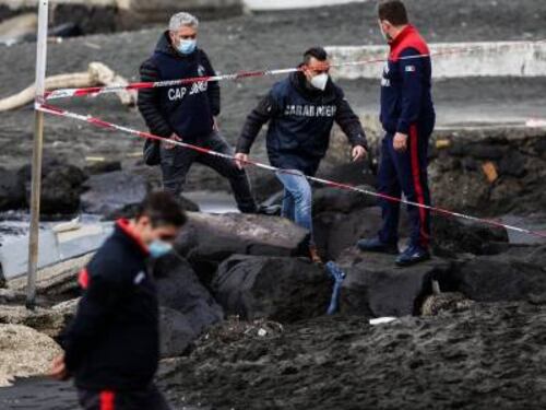 Butta il figlio di 2 anni in mare e tenta il suicidio: morto il piccolo