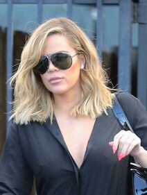 Khloé Kardashian a Los Angeles senza reggiseno 2