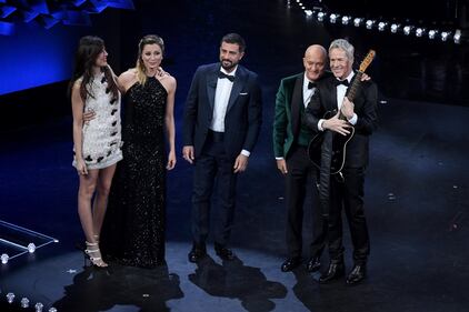 Sanremo 2019: il look dei presentatori dalla terza serata  1