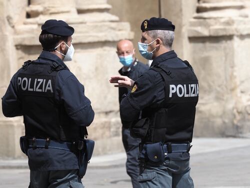Uccide la moglie a fucilate. Ira dei figli: che hai fatto?