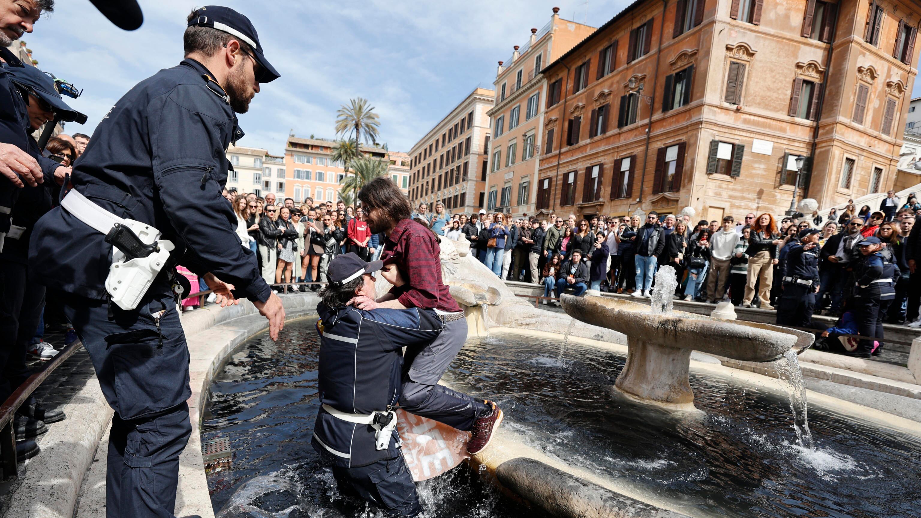 "Paghino i danni". Il ministro pensa a una sanzione per gli ecovandali dei monumenti