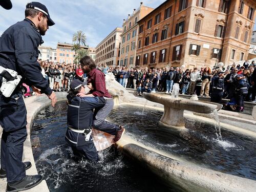 "Paghino i danni". Il ministro pensa a una sanzione per gli ecovandali dei monumenti