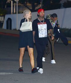 Kylie Jenner nuda e ricoperta di vernice su Instagram 16