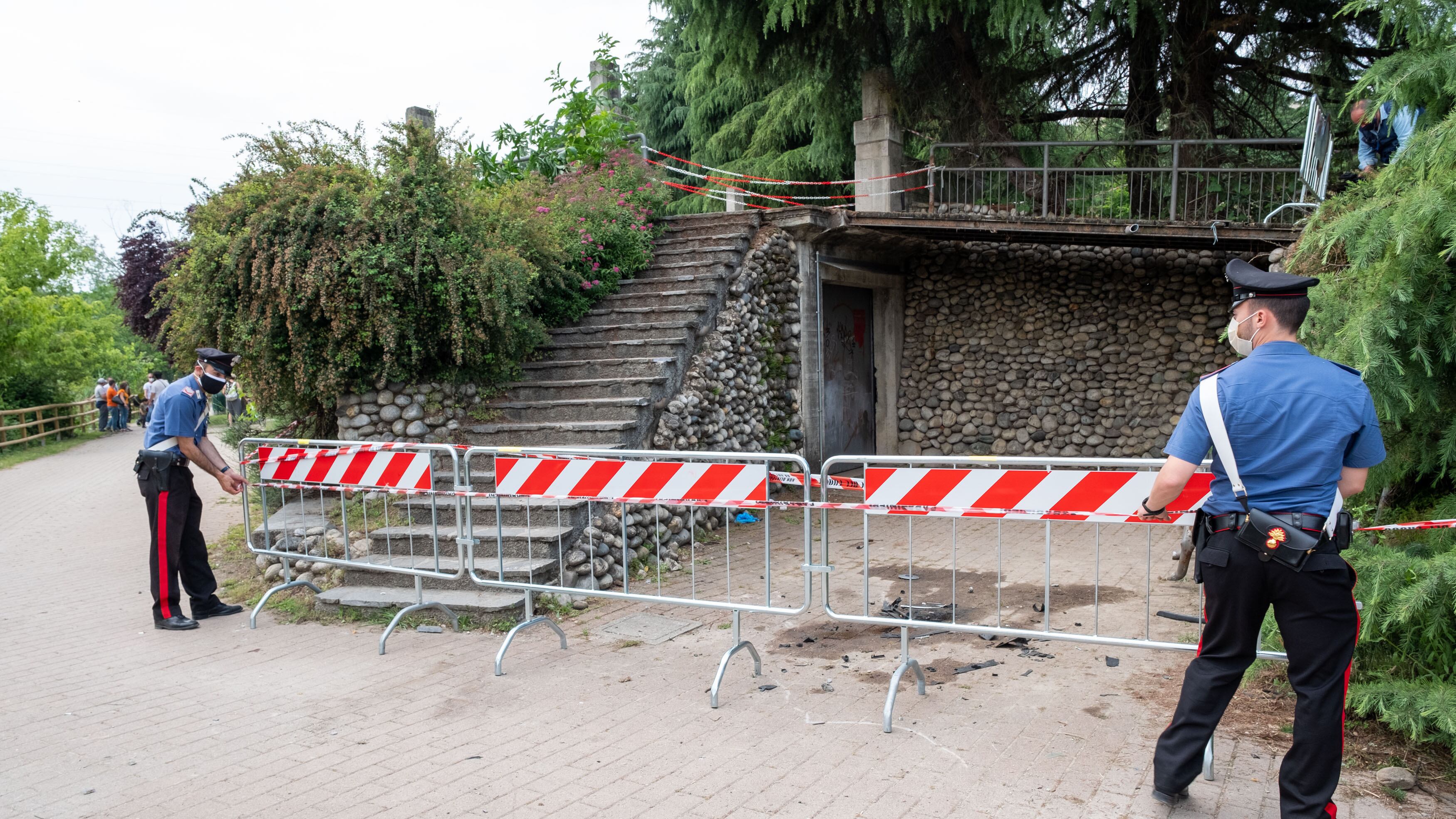 Entra nel parco con l'auto e investe una famiglia: grave bimbo di 3 anni