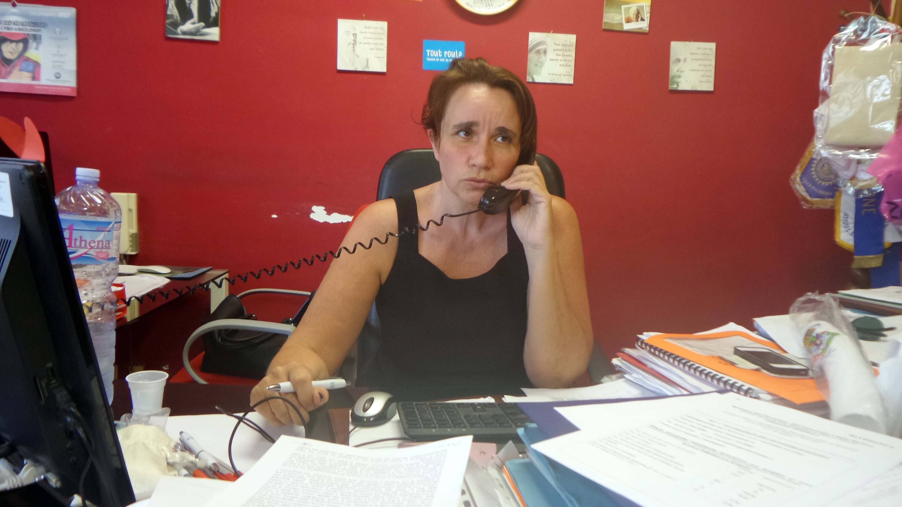 "Ho cancellato la data...". Così la preside dava cibo scaduto ai bambini