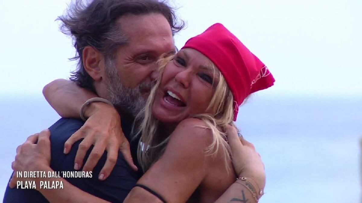 "Quando torni c'è il vestito bianco". Matilde Brandi in lacrime per la proposta di matrimonio in diretta