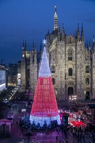 Tripudio di luci per l'accensione dell'albero di Natale in piazza del Duomo 5