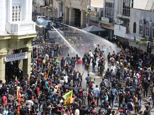 Sri Lanka nel caos, popolo in rivolta e presidente costretto alla fuga