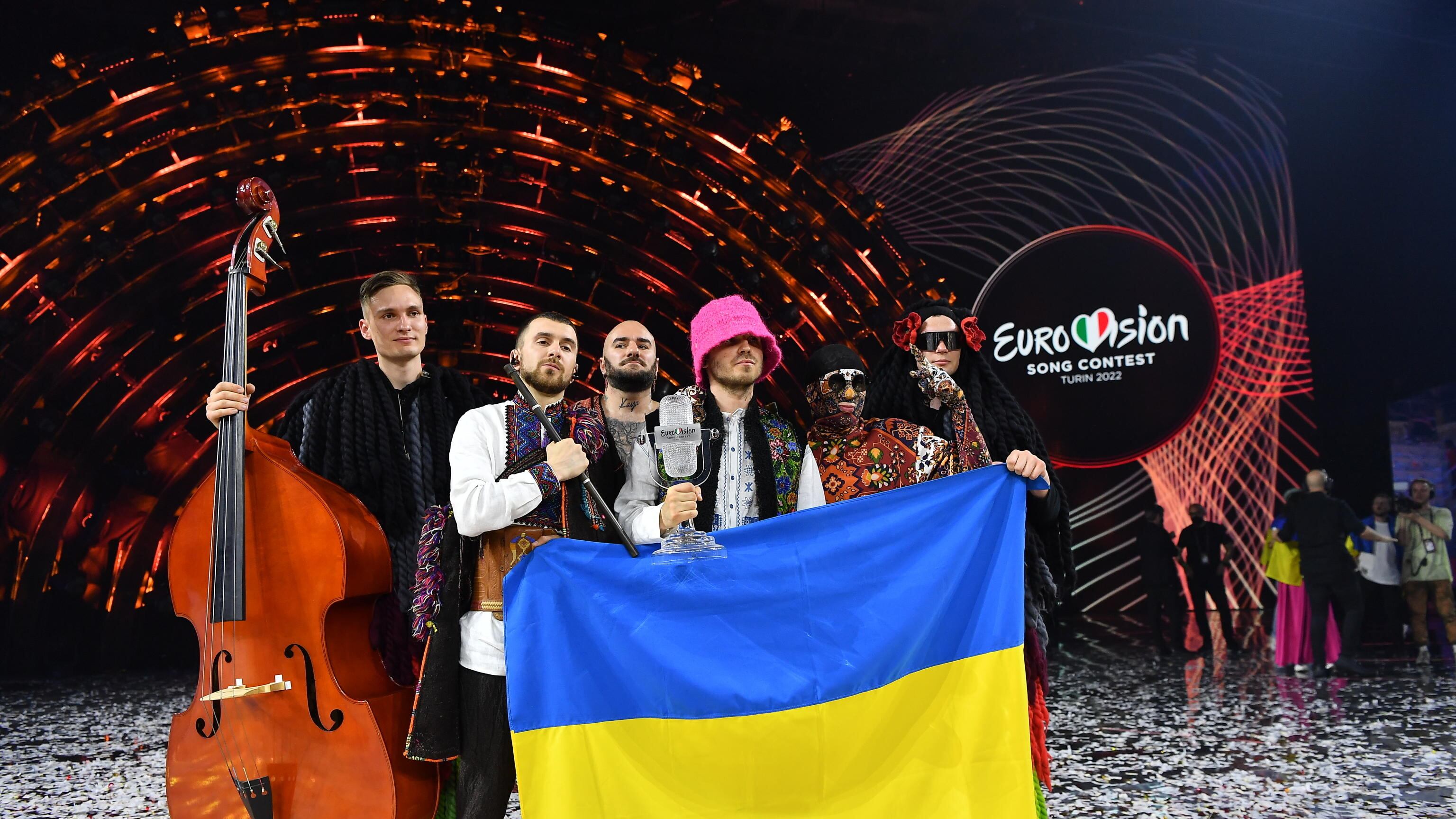 I cantanti già armi in pugno. Gli auguri di Zelensky e Nato. Le bombe russe con le strofe