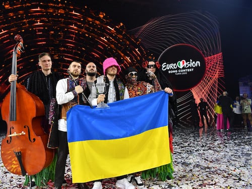 I cantanti già armi in pugno. Gli auguri di Zelensky e Nato. Le bombe russe con le strofe