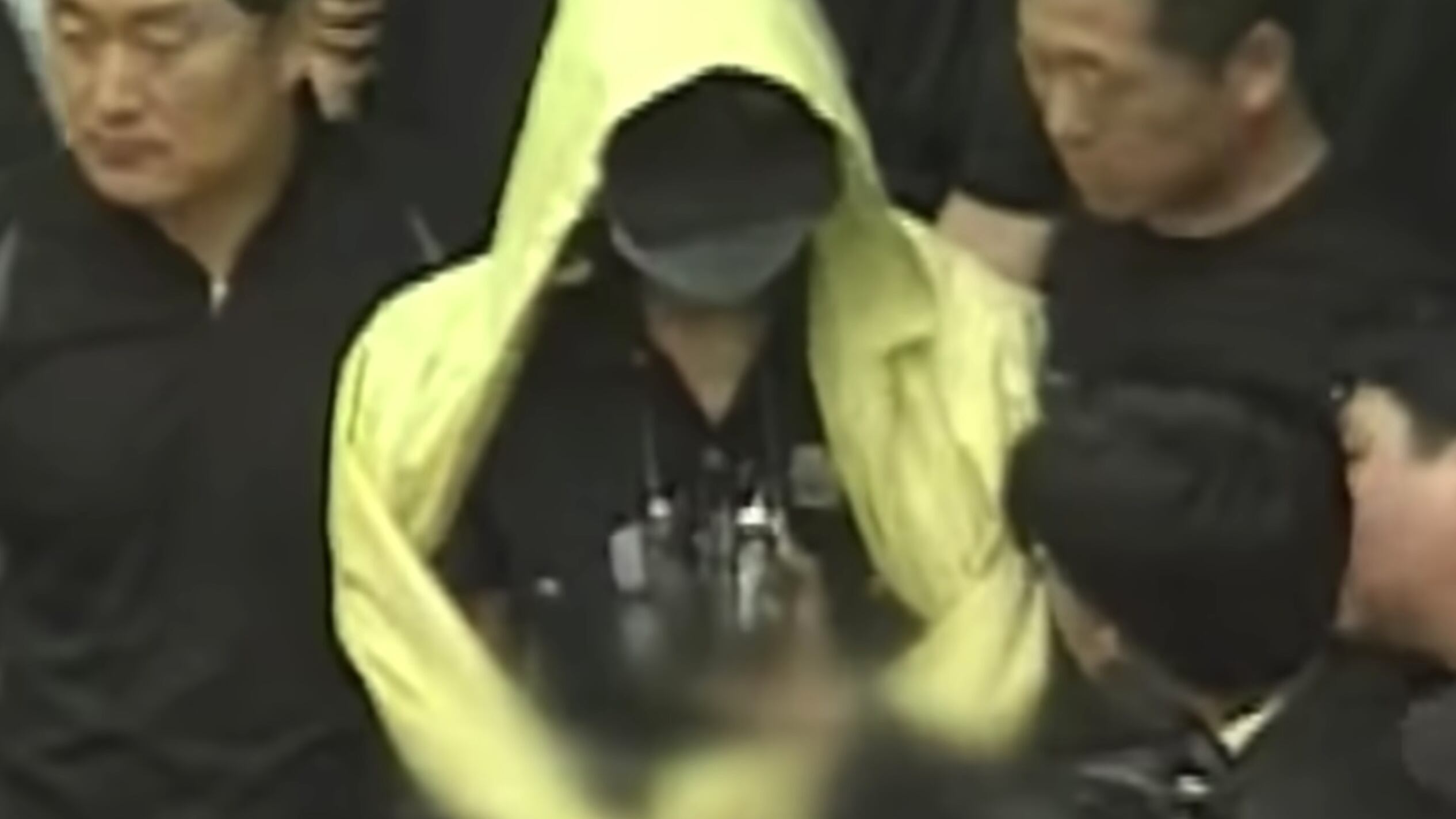 "Ho mangiato le mie vittime". La storia del serial killer con l'impermeabile giallo