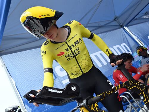Ciclismo, dietrofront sui "caschi spaziali": cosa succede