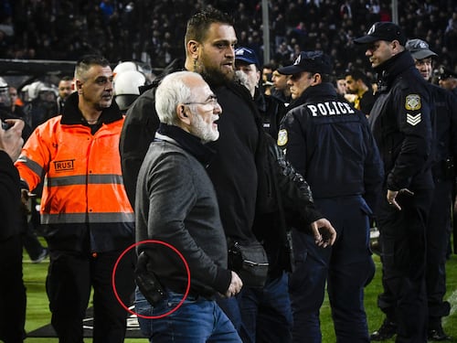 Grecia, calcio e follia. Presidente Paok Salonicco va in campo con la pistola