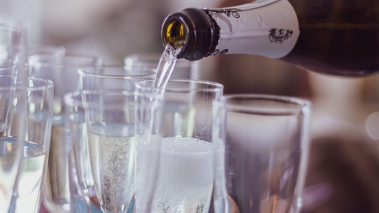 Champagne, qual è la temperatura giusta per berlo e 4 cose da ricordare prima di servirlo