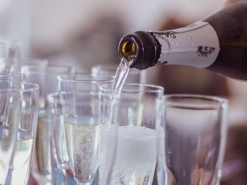 Champagne, qual è la temperatura giusta per berlo e 4 cose da ricordare prima di servirlo