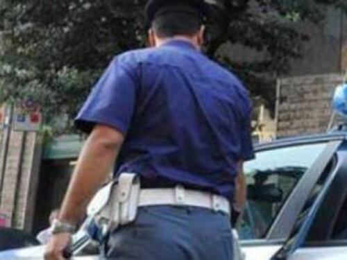 Genova, accoltella poliziotto, altro agente spara e uccide l'aggressore
