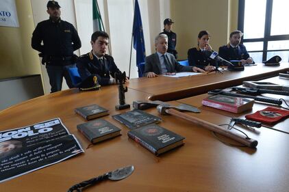 Naziskin, l'arsenale trovato nella sede di Varese 19